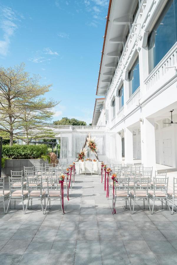 Oasia Resort Sentosa By Far East Hospitality Сингапур Экстерьер фото The lawn at the Fullerton Hotel
